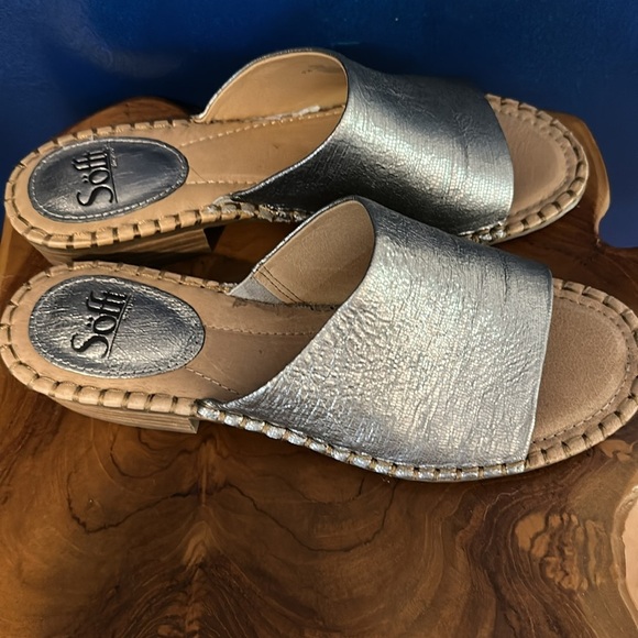 Women's Sofft Nalanie Silver Metalic Leather Slide Sandals Size 9.5 - Picture 4 of 6
